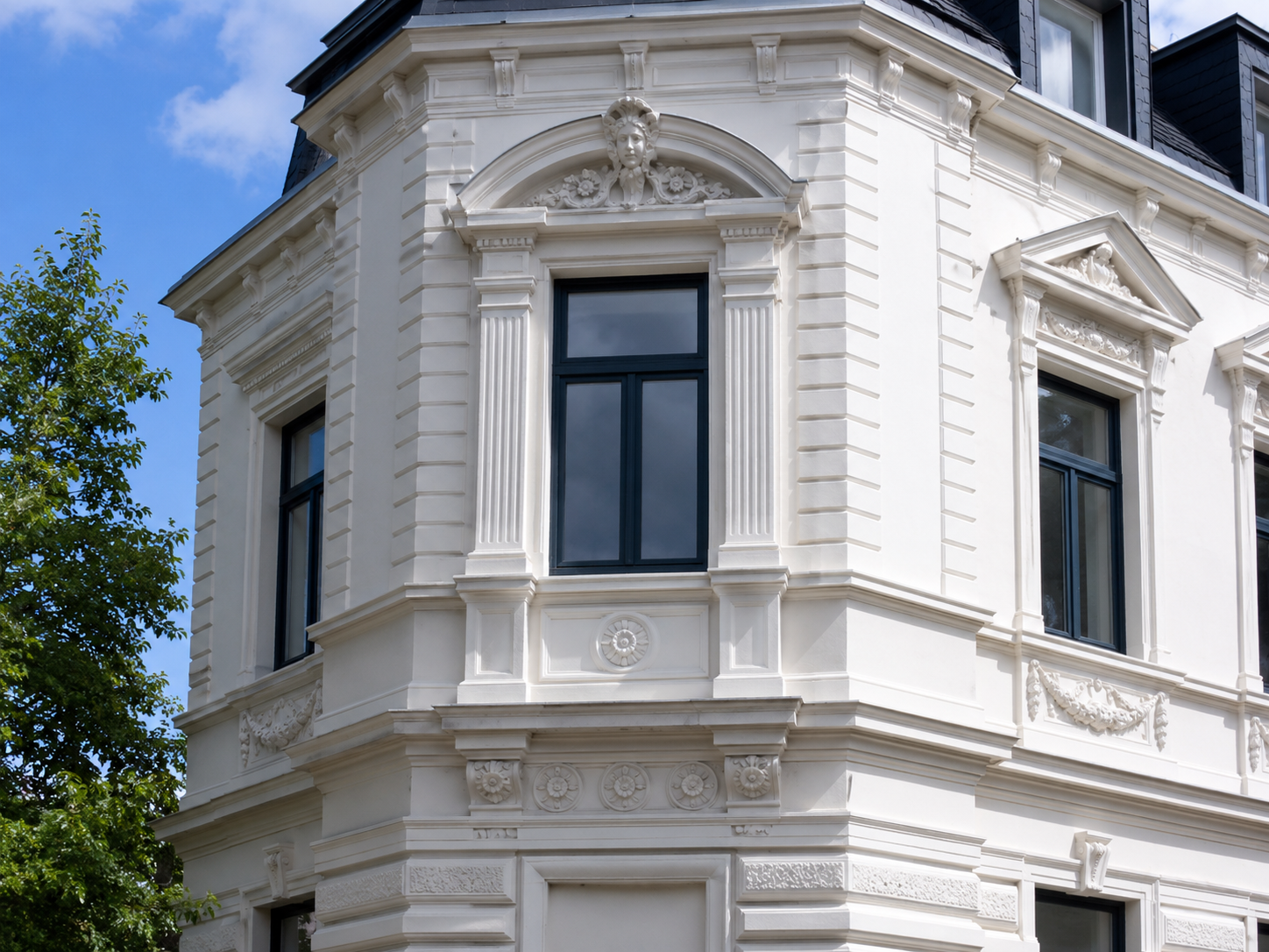 Gebäudefassade mit Stuckelementen